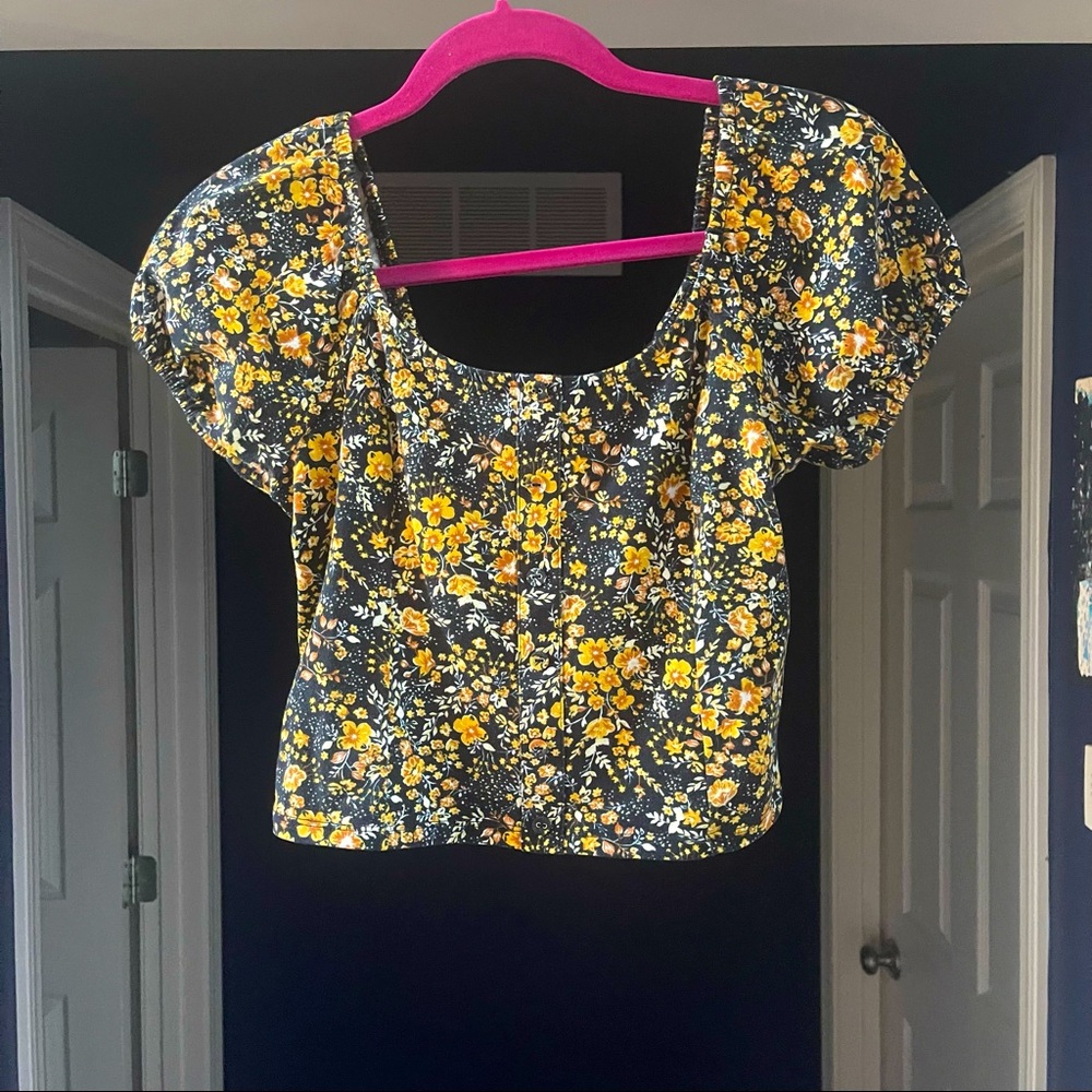 ⭐️ 3/$10 ⭐️ Wild Fable Floral Crop Top